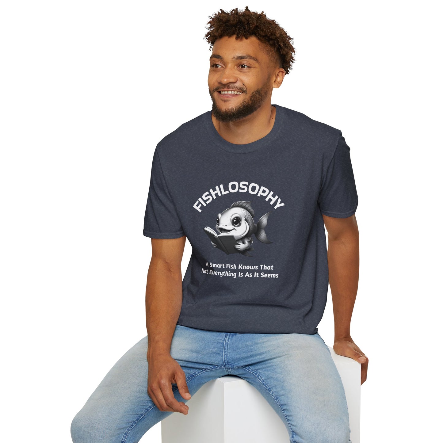 Maglietta unisex Fishlosophy - Design con vibrazioni oceaniche e domande sulla vita - Un pesce intelligente sa che non tutto è come sembra.