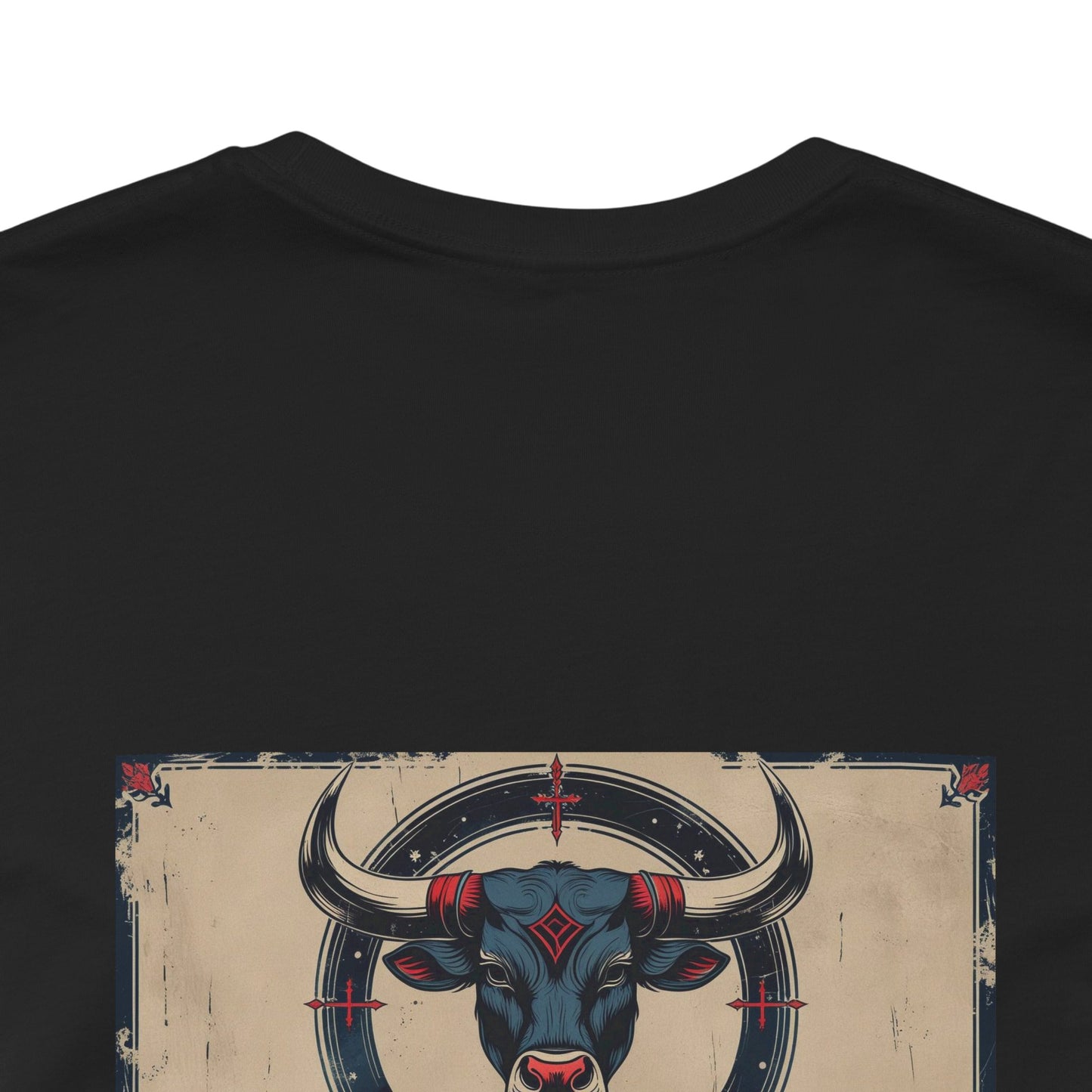 Toro - T-shirt con segno zodiacale gotico. Grafica blu sul retro. Segno zodiacale nell'ombra.