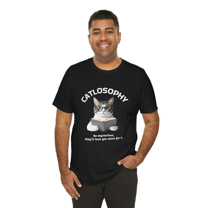 Catlosophy Unisex Jersey Maglietta a maniche corte – Design "Sii misterioso"