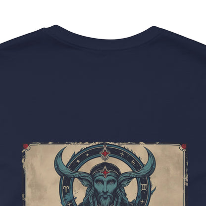 Capricorno - T-shirt con segno zodiacale gotico. Grafica blu sul retro. Segno zodiacale nell'ombra.