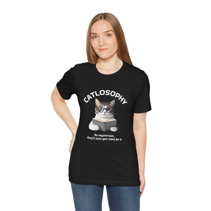 Catlosophy Unisex Jersey Maglietta a maniche corte – Design "Sii misterioso"