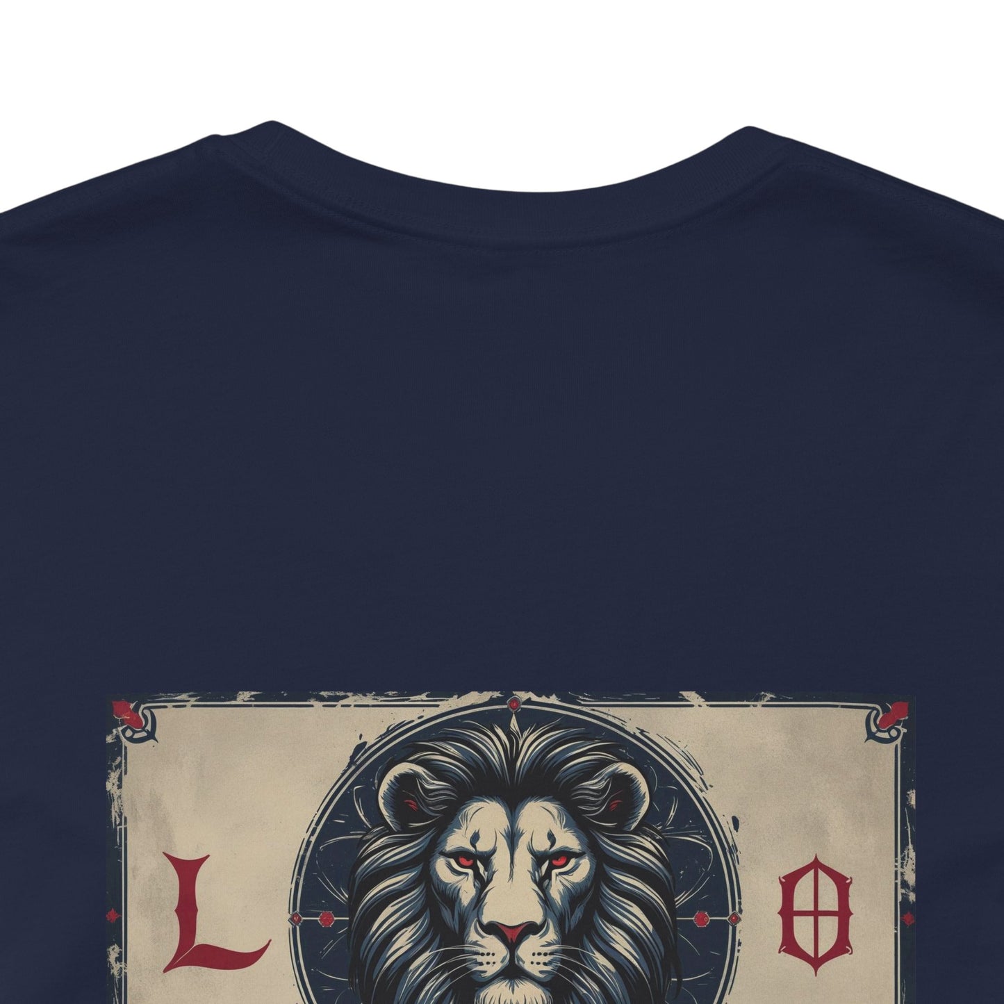 Leone - T-shirt con segno zodiacale gotico. Grafica blu sul retro. Segno zodiacale nell'ombra.