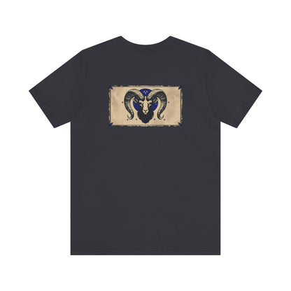 Ariete - T-shirt con segno zodiacale gotico. Grafica blu sul retro. Segno zodiacale nell'ombra.