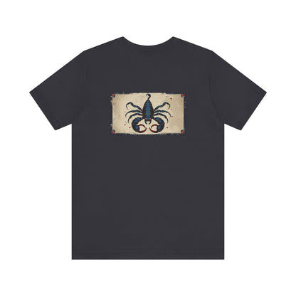 Scorpione - T-shirt con segno zodiacale gotico. Grafica blu sul retro. Segno zodiacale nell'ombra.