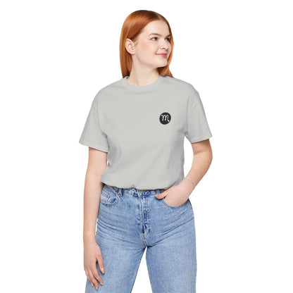 Scorpione - T-shirt con segno zodiacale gotico. Grafica blu sul retro. Segno zodiacale nell'ombra.