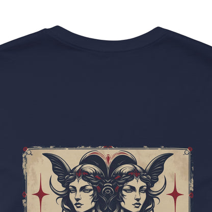 Gemelli - T-shirt con segno zodiacale gotico. Grafica blu sul retro. Segno zodiacale nell'ombra.