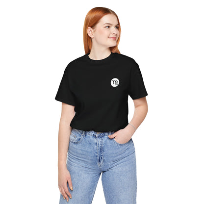 Vergine - T-shirt con segno zodiacale gotico. Grafica blu sul retro. Segno zodiacale nell'ombra.