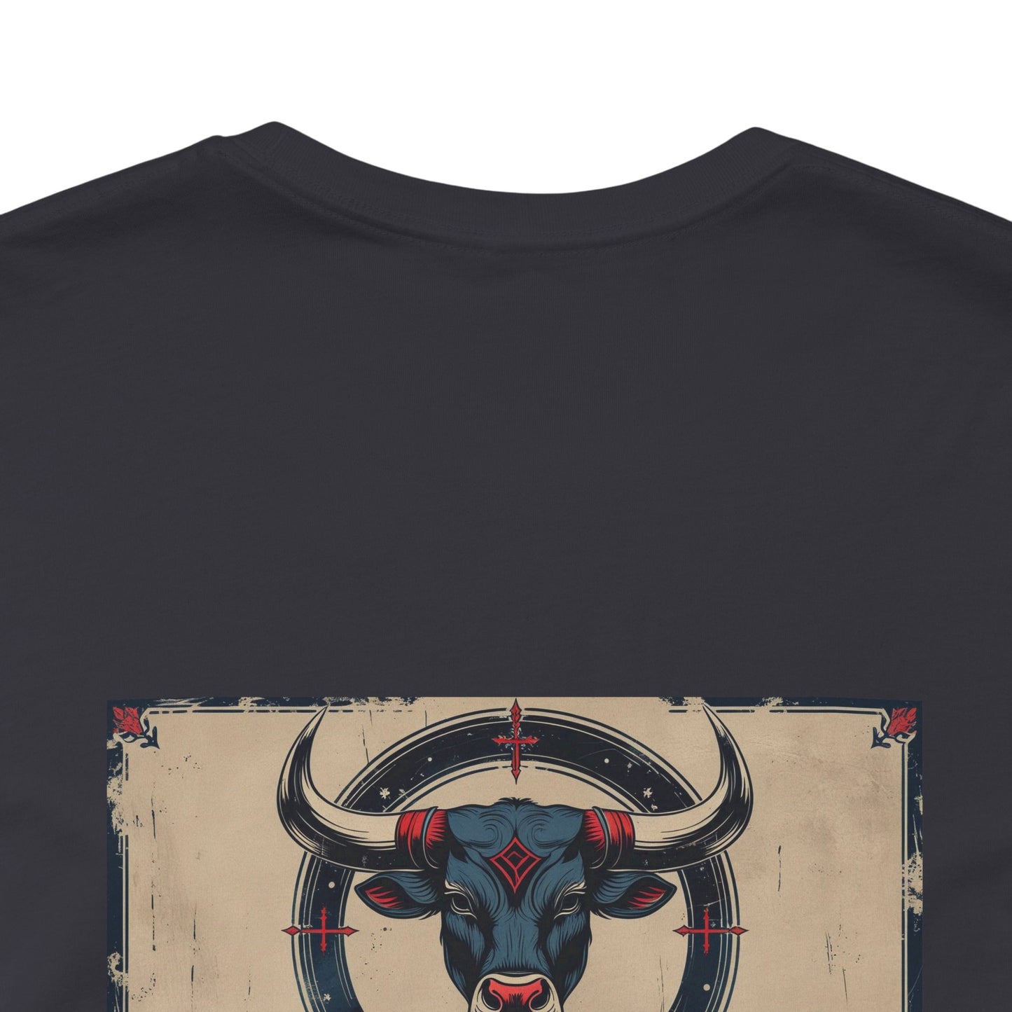 Toro - T-shirt con segno zodiacale gotico. Grafica blu sul retro. Segno zodiacale nell'ombra.
