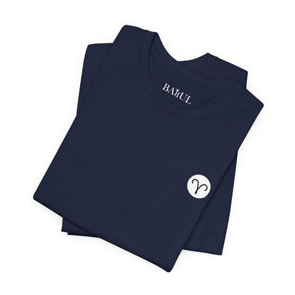 Ariete - T-shirt con segno zodiacale gotico. Grafica blu sul retro. Segno zodiacale nell'ombra.