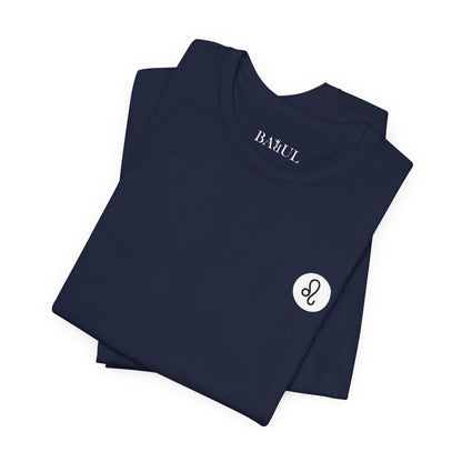 Leone - T-shirt con segno zodiacale gotico. Grafica blu sul retro. Segno zodiacale nell'ombra.